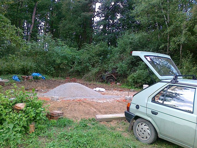 Podlaha se vysypala štěrkem